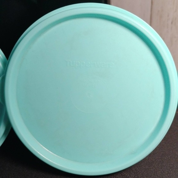 Tupperware sandwich keeper w/ lid and Refrigerator bowls X2 w/lids (B8) - Picture 7 of 16